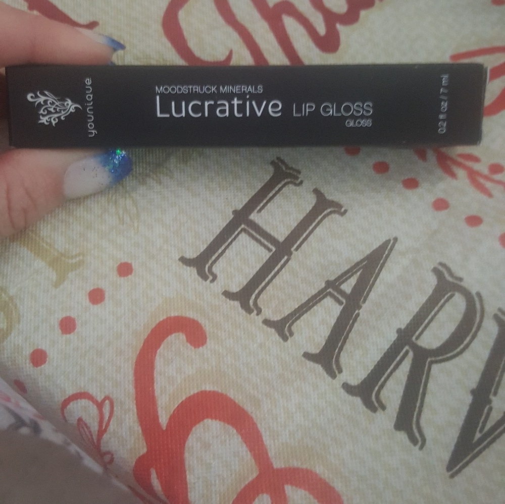 Younique lucrative lip gloss